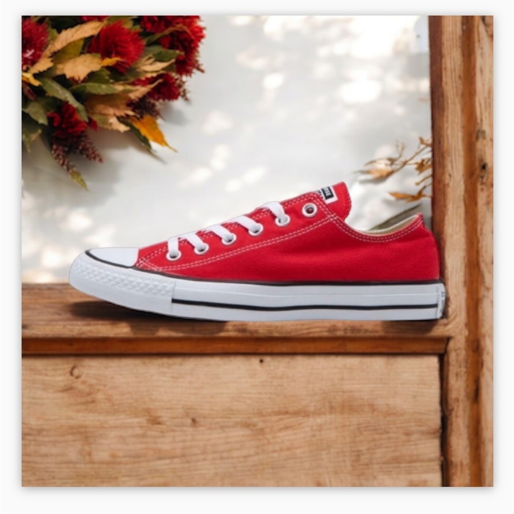 Red low Converse Shoes-EUC- Sz 3- 😍Comfortable kicks 🍂​